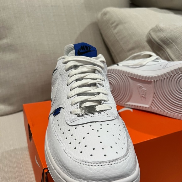 New with box Women’s Nike sneakers size 10 - Picture 3 of 3